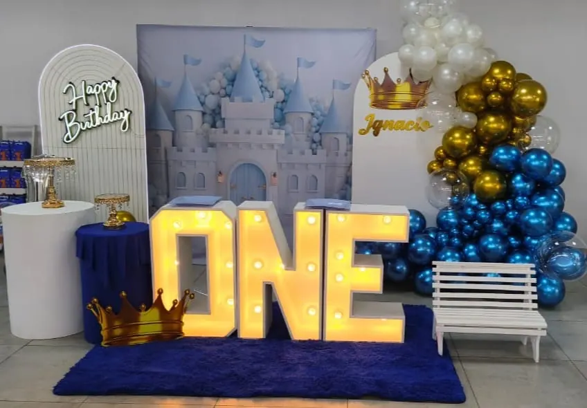 Letras INE iluminadas para un cumpleaños infantil