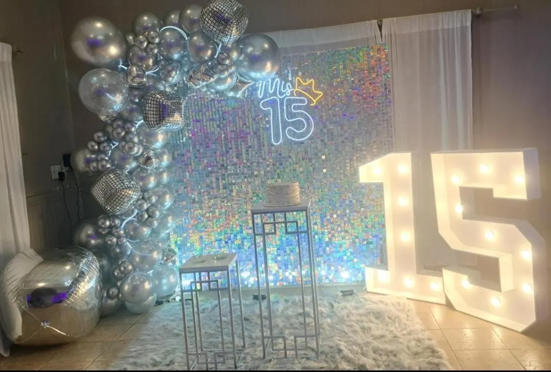 Número 15 iluminado para una fiesta de quince años