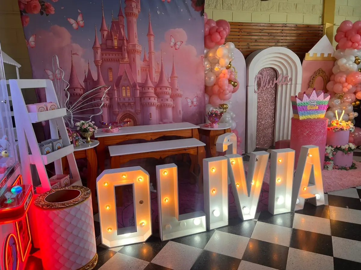 Letras OLIVIA iluminadas en una decoración de cumpleaños