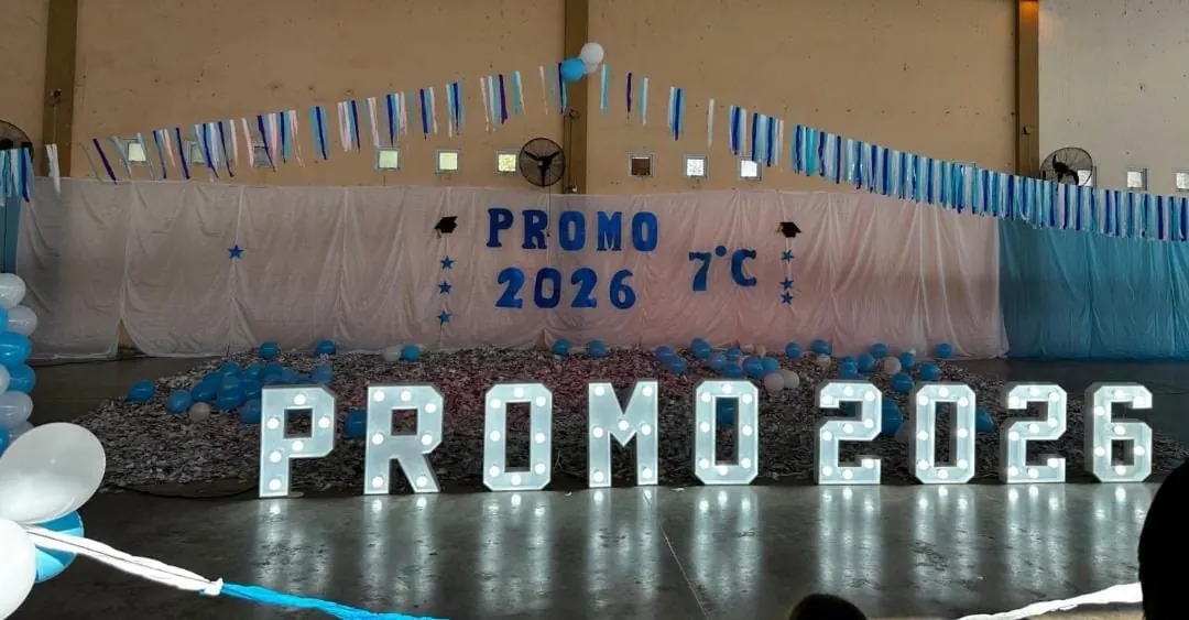 Letras y números Promo 2026 instalados en un evento real