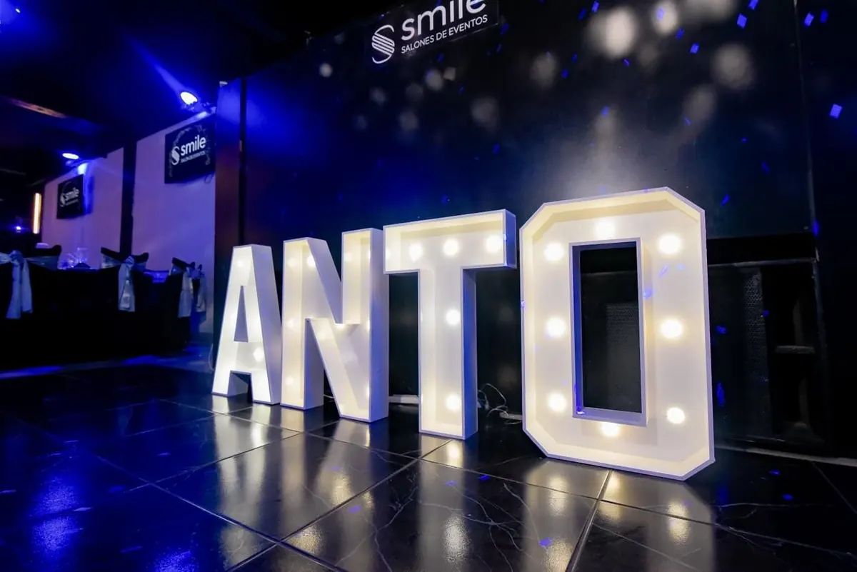 Letras ANTO instaladas en un evento