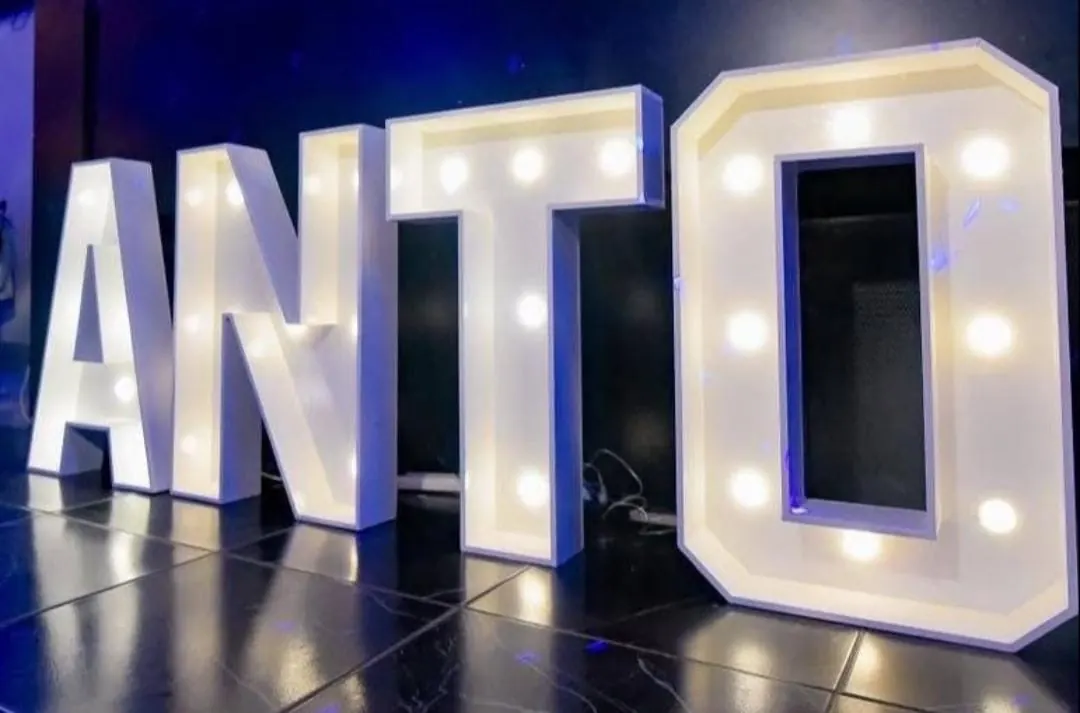 Letras ANTO iluminadas