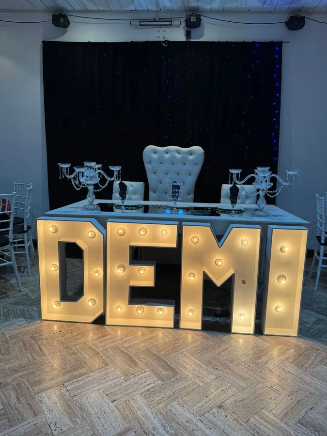 Letras DEMI con luces en un evento