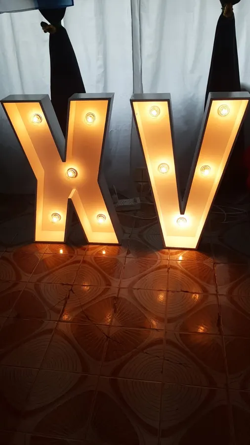 Letras KIV iluminadas