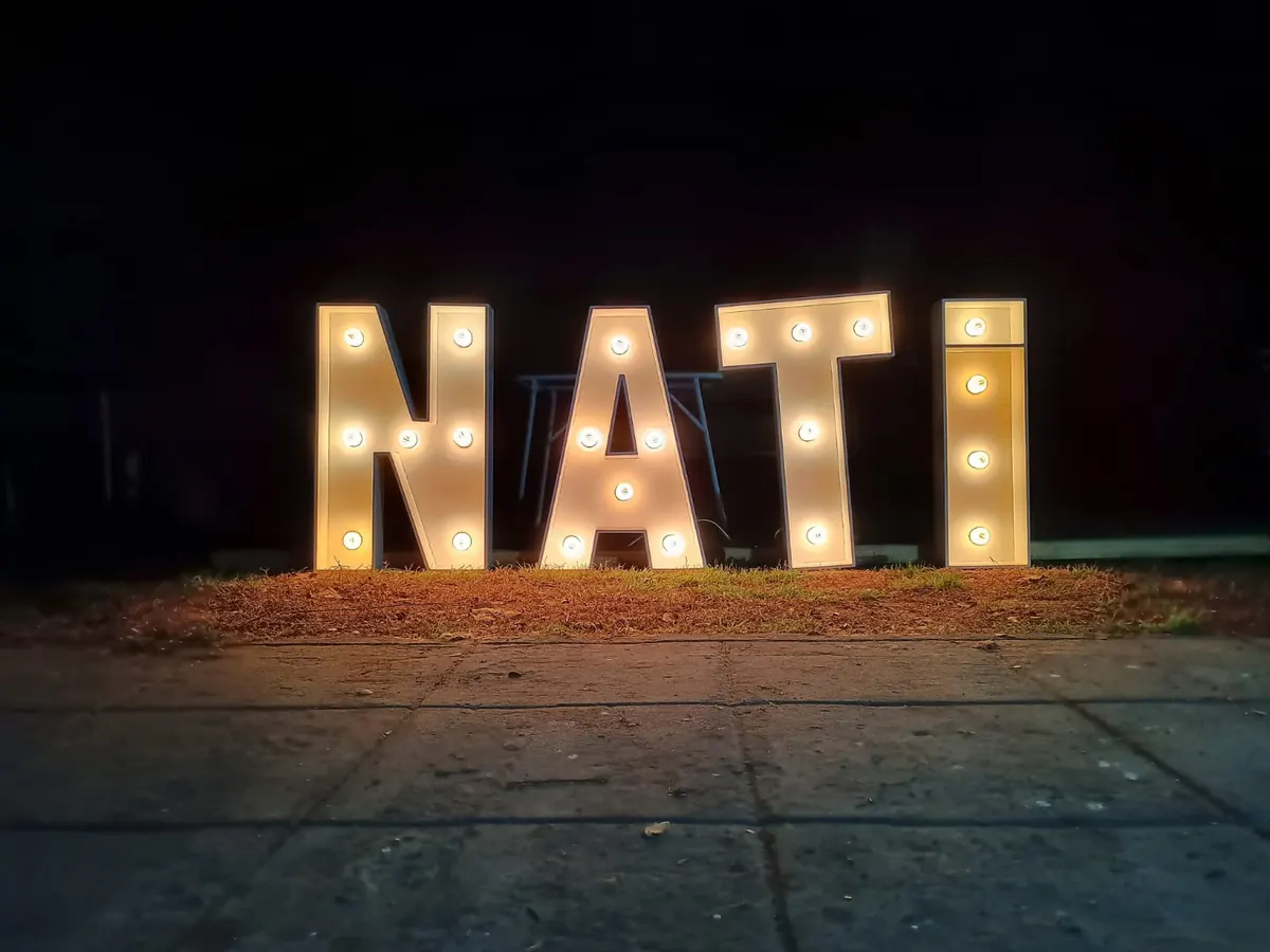 Letras NATI terminadas con luces