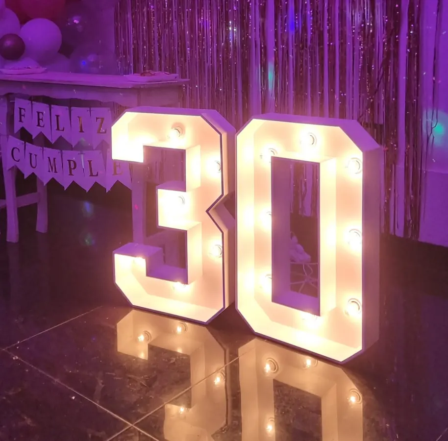 Número 30 terminado con luces
