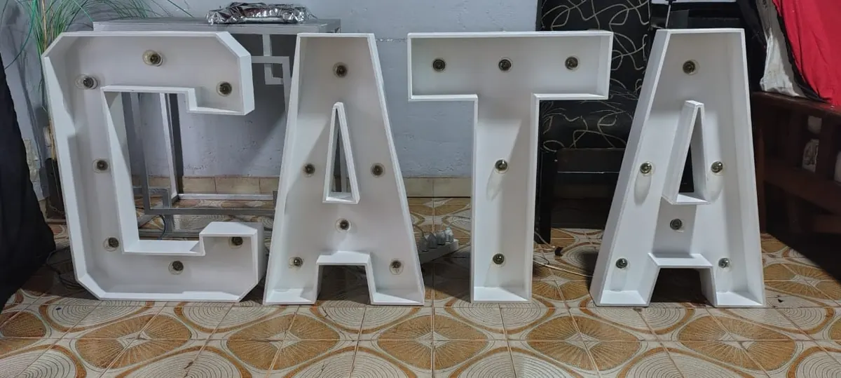 Letras CATA pintadas de blanco